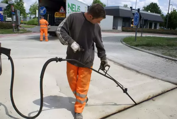 Onkruid bij beton verwijderen